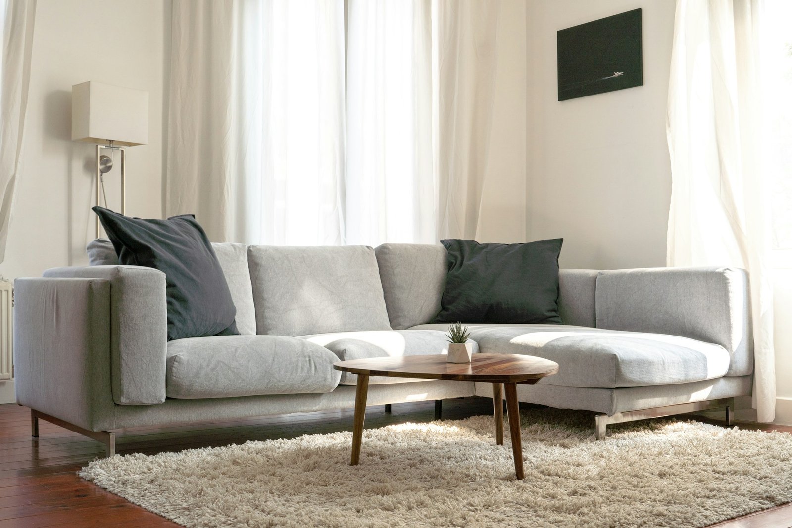 Modulares Sofa mit mehreren Elementen in einem Wohnzimmer