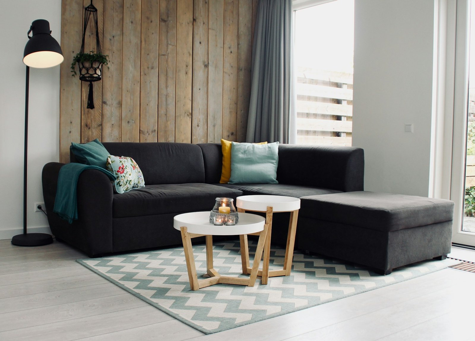 Gepolsterter Sofa-Hocker auf glattem Boden im Wohnzimmer