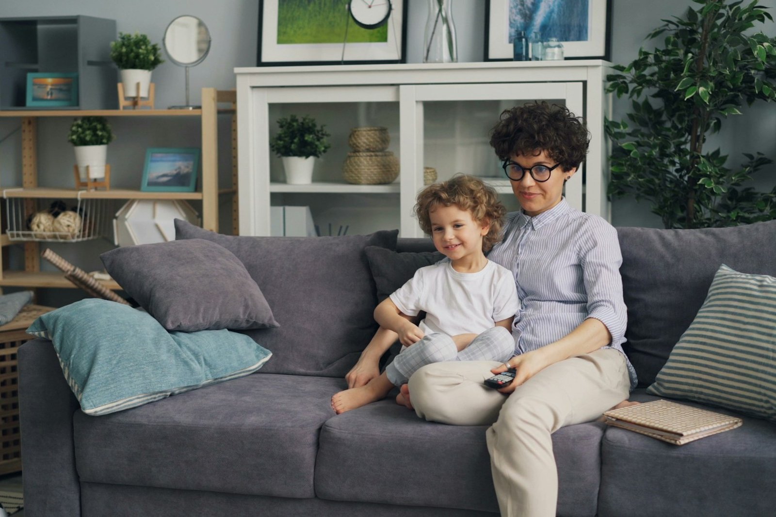 Mehrere Personen sitzen auf einem Sofa in einem Wohnzimmer