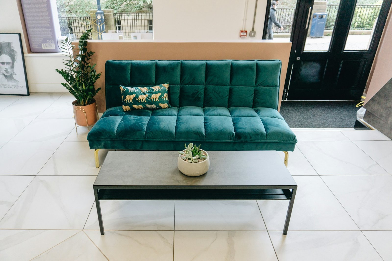 Sofa auf hellem Fliesenboden in einem Wohnraum