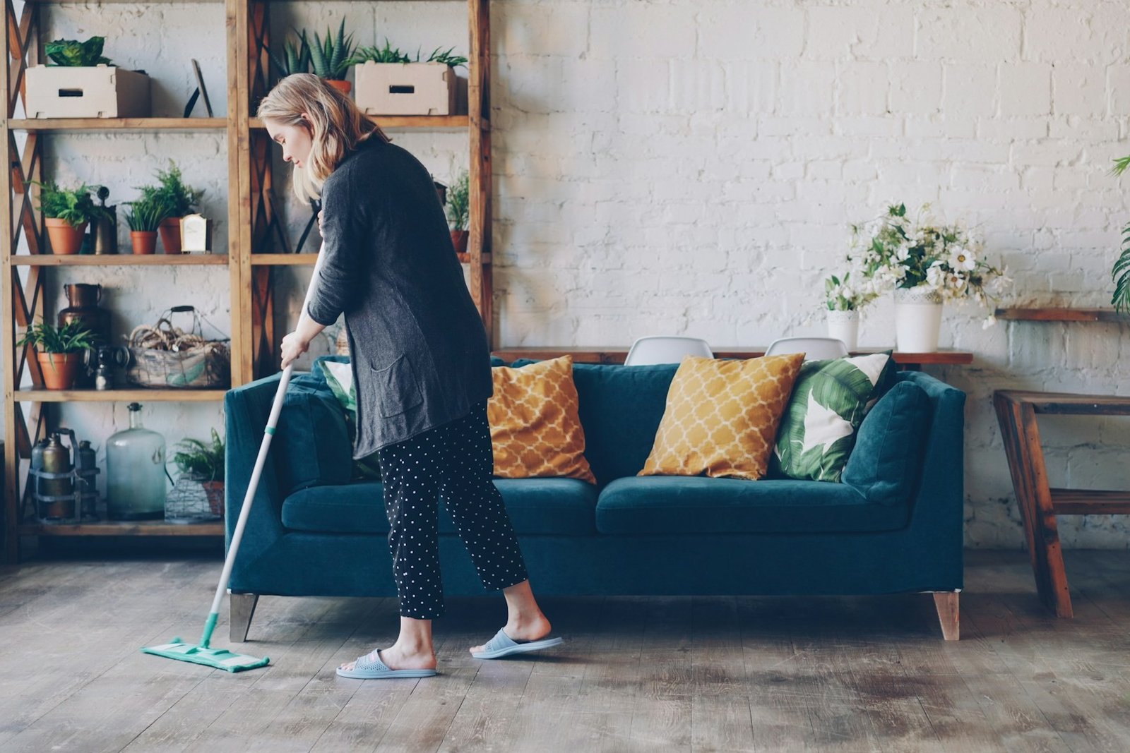 Gewischter Boden in einem Wohnzimmer mit Sofa im Hintergrund