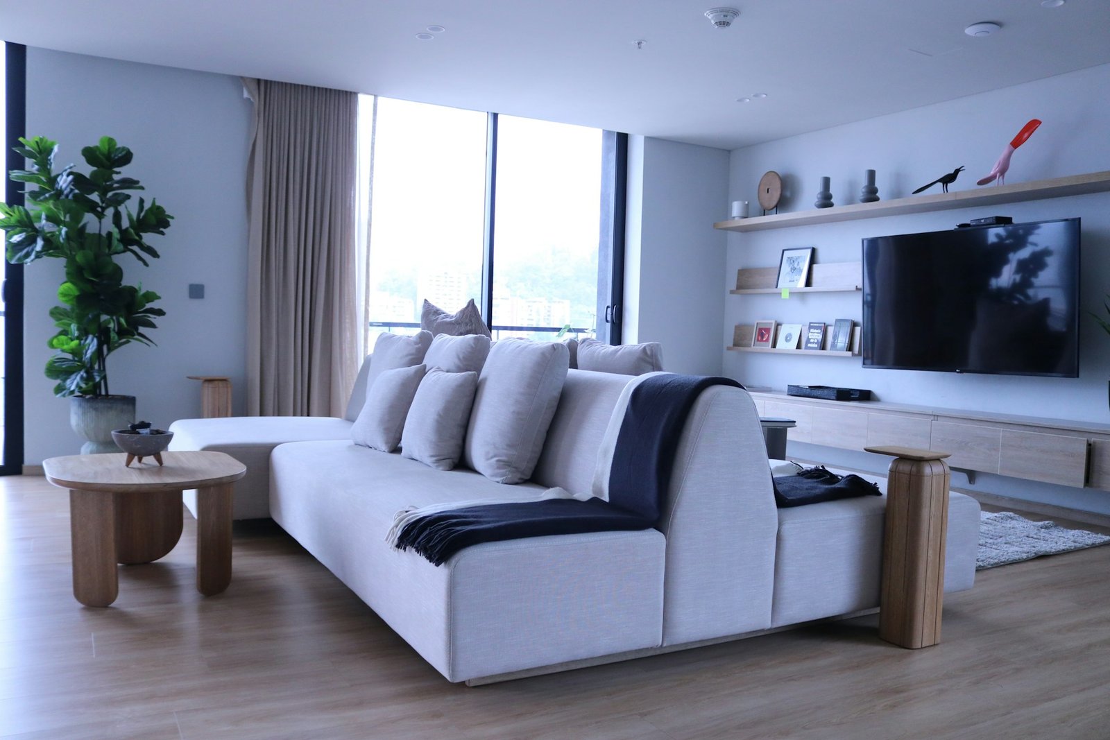 Sofa auf glattem Holzboden in einem Wohnzimmer