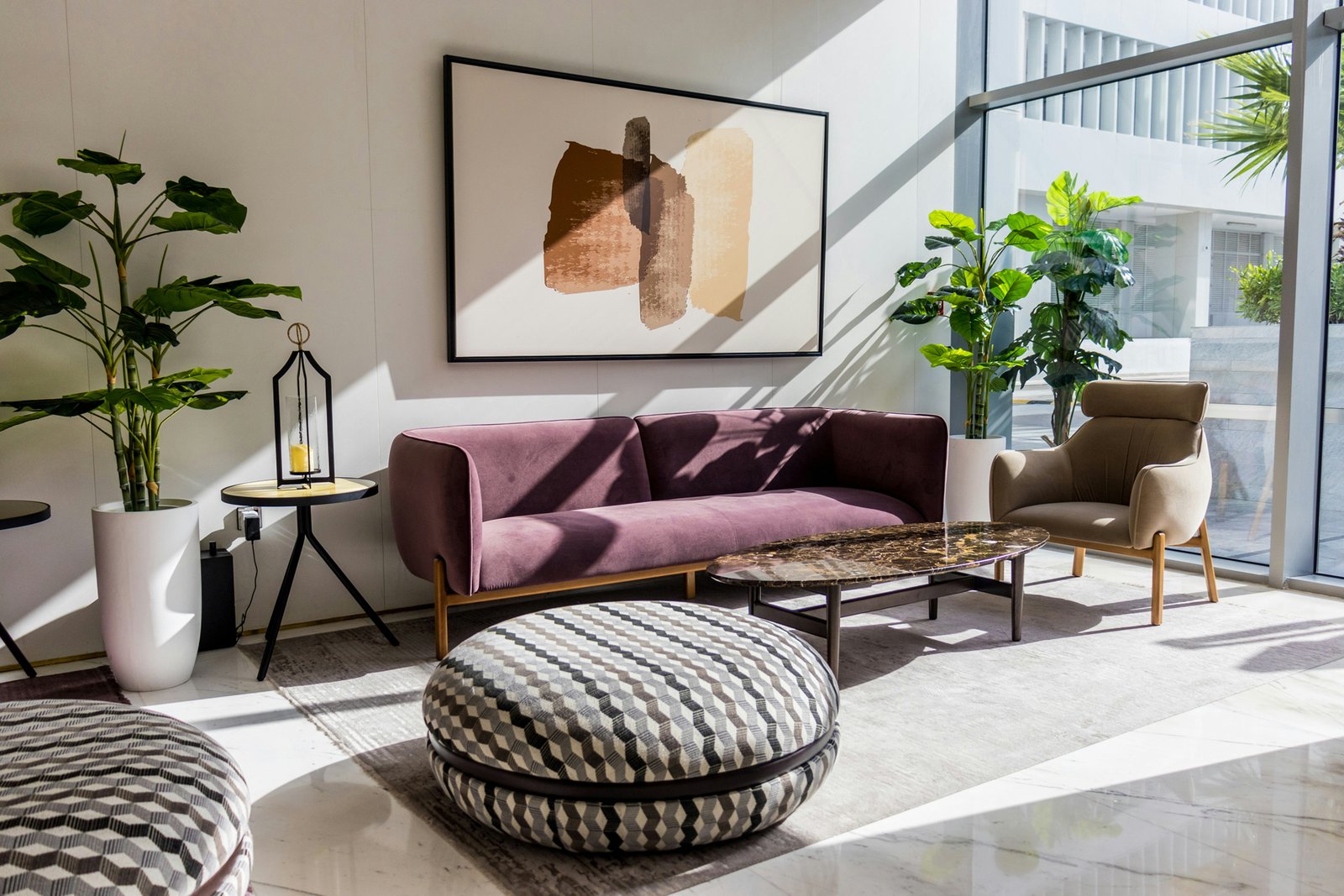 Sofa auf einem Teppich im Wohnzimmer