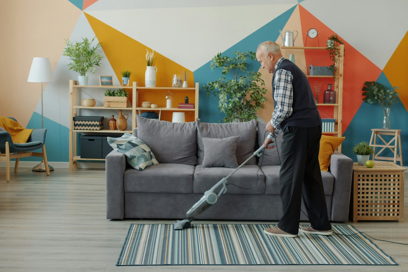 Sofa auf einem Teppich im Wohnraum