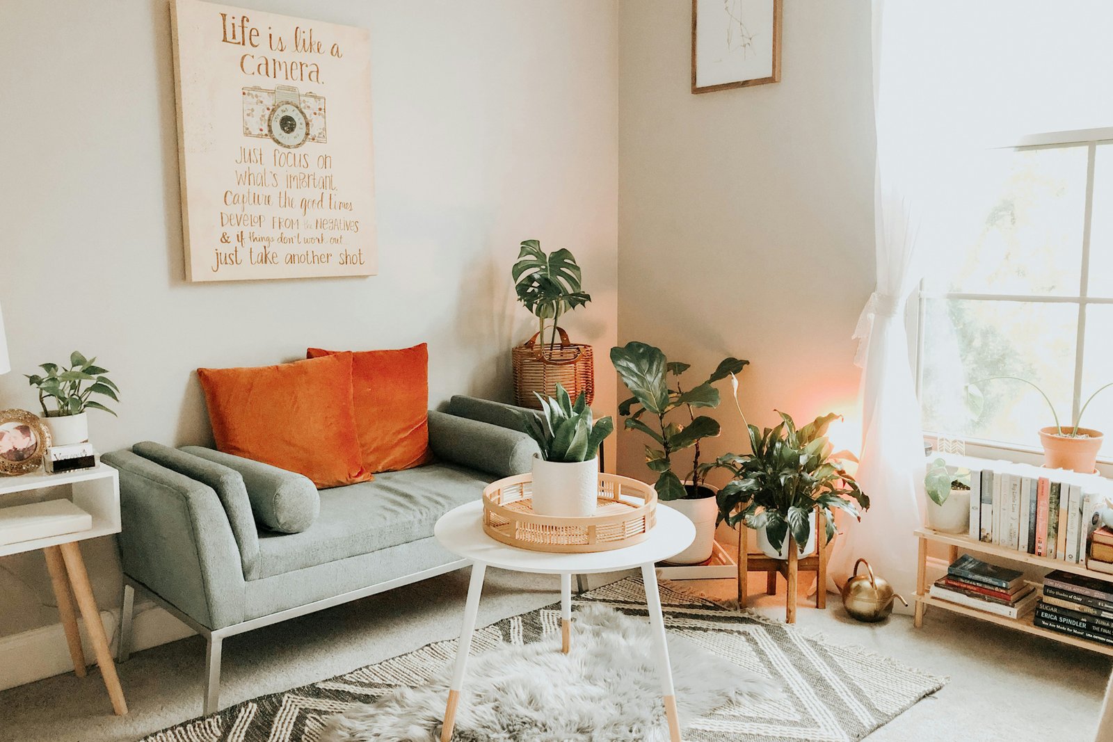 Sofa auf einem Teppich im Wohnzimmer