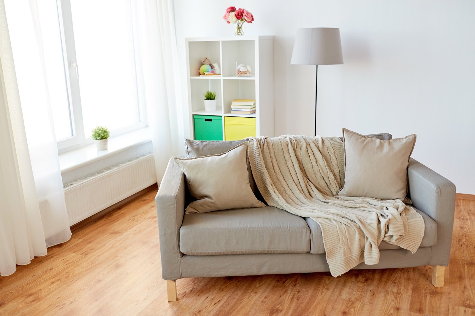 Couch auf Laminatboden mit Rutschproblem