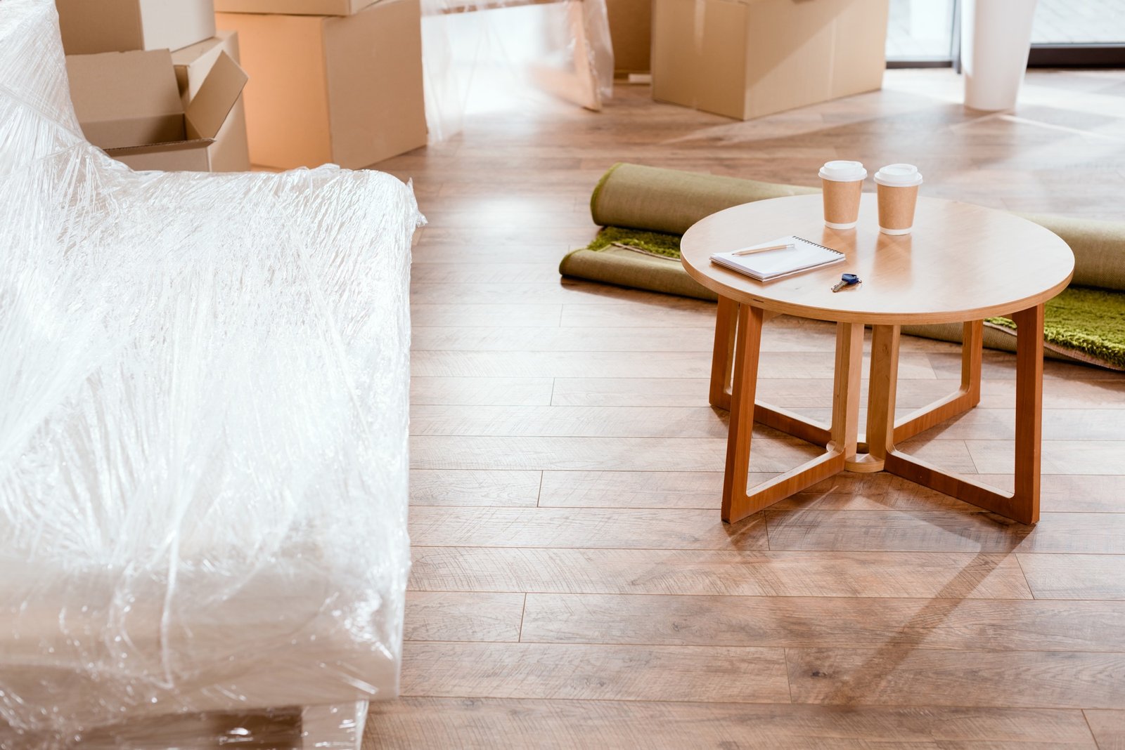 Polstersessel im Wohnzimmer auf glattem Boden