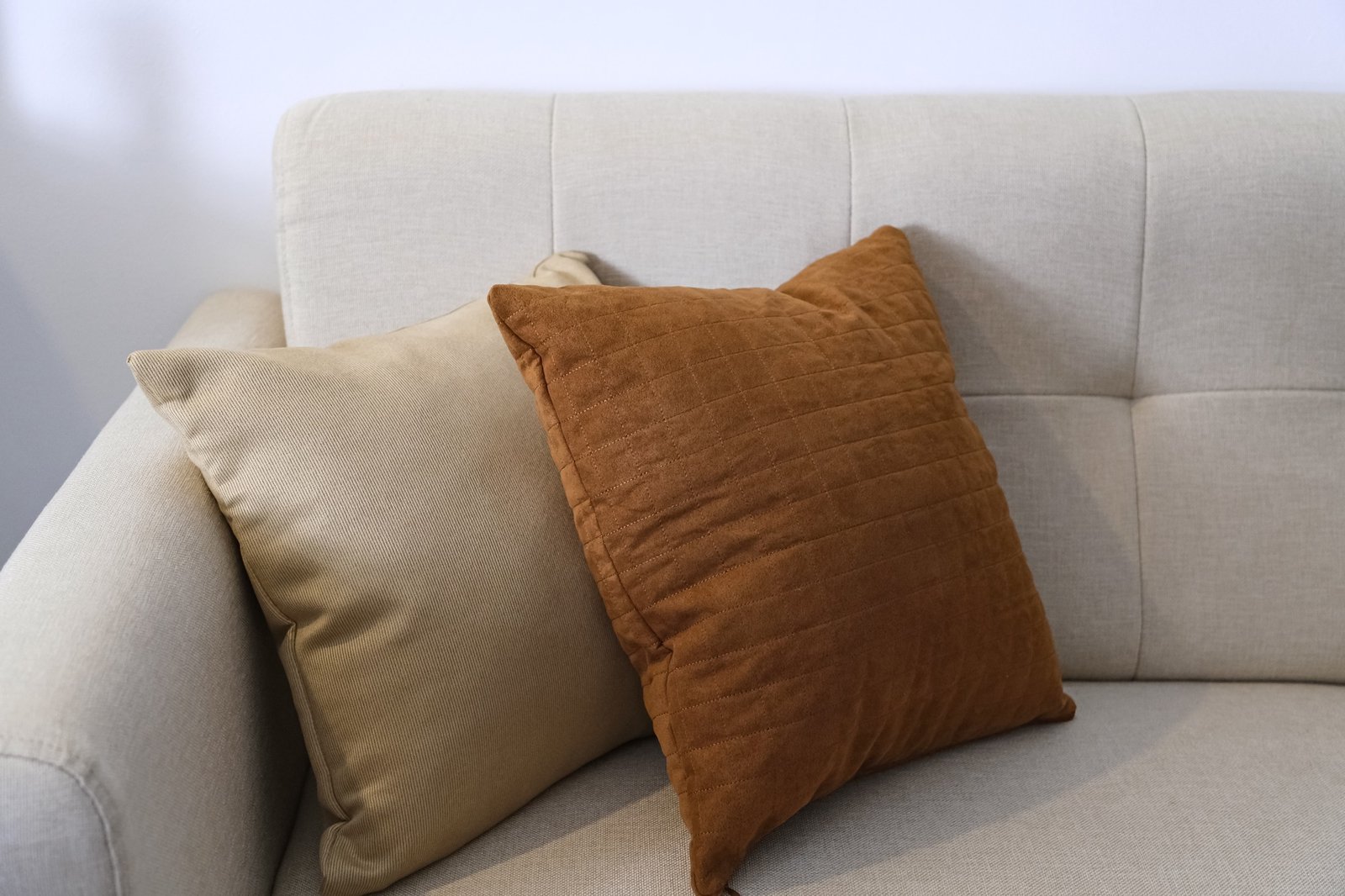 Stoffsofa mit Velours-Bezug und Polsterauflage